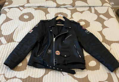 Customoitu nahkatakki (biker)