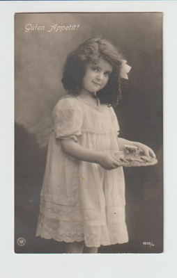 Postikortti, TAIDE, NUORI TYTTÖ TARJOILEE, vanha v 1907