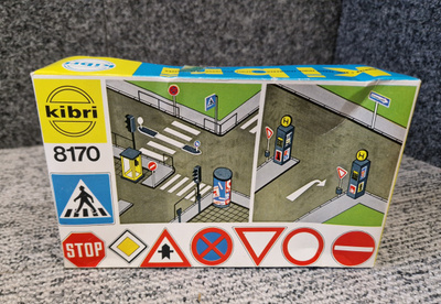 H0 Kibri 8170 Jalkakäytävän rakentaminen ja liikennemerkit