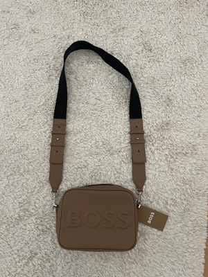 Uusi ruskea Boss-käsilaukku