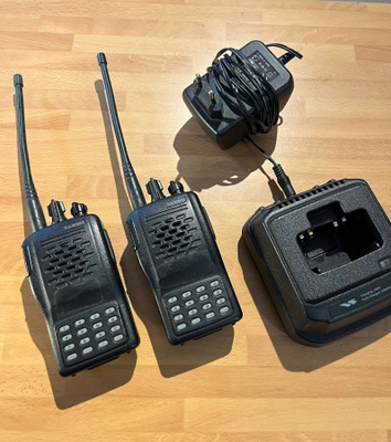 Yaesu VX-246 PMR446 radiopuhelimet ja latausteline