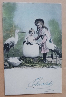 Haikarat ja tyttö valvovat, munasta syntyy lapsi p. 1903