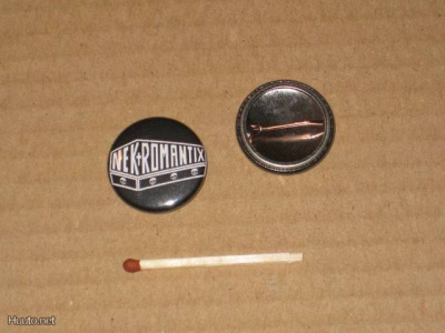 Nekromantix coffin rintanappi 1" A4