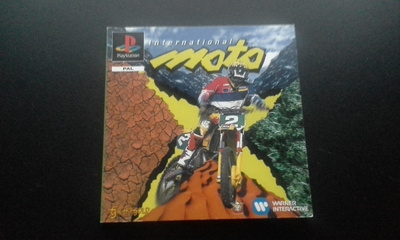 PS1: International Moto pelin manuaali, englanti, saksa ym.