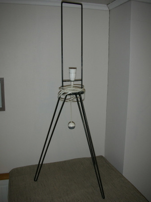 vintage jalkalampun metallinen kolmijalka