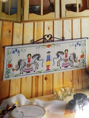 Ristipistomalli Värikäs seinävaate tai liina Permin