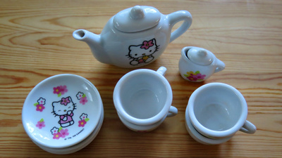 Hello Kitty -astiasto (12 osaa)
