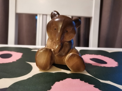 Arabia Karhu Figuuri, istuva