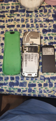 Nokia Model 3210 harmaa mutta takaosa vihreä alkuper. akku