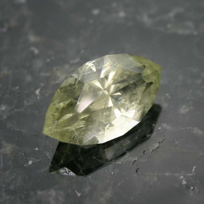 Investointi valtava limekellanvihreä Luumäki berylli 23.73ct