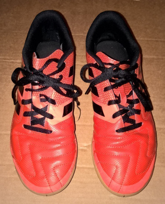 ADIDAS SISÄPELI KENGÄT KOKO 6 PUNAINEN