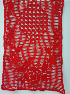 Punainen käsinvirkattu pitsiliina 40 x 95cm