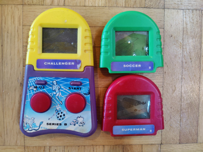 Retro pelikonsoli ja pelejä