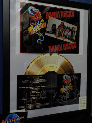 HANOI ROCKS TAULU KUUDELLA NIMMARILLA