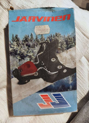 Järvinen KärkiSide 75 – vintage suksiside pakkauksessa