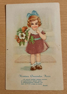 Tytöllä kukkakimppu äidille, kulkenut