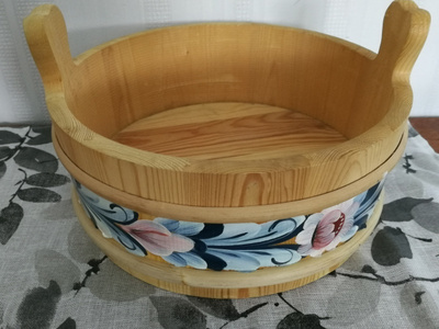 Puinen kukkainen rivallinen  astia