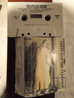 C-KASETTI: LEEVI AND THE LEAVINGS : HÄNTÄ KOIPIEN VÄLISSÄ