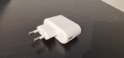 USB virtalähde/laturi