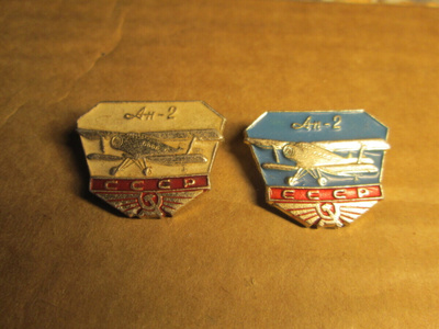 CCCP: kaksi vintage An-2 pinssiä