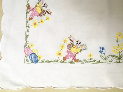 KIRJAILTU PÄÄSIÄISLIINA  Puuvilla 79cm x 82cm