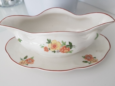 Rigas porcelana fabrika Vintage Kastikeastia lautasella