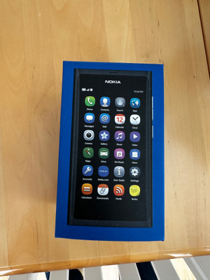 Nokia N9 64 GB, laatikolla