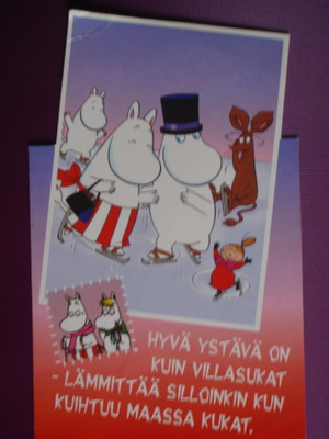 Muumit luistelemassa, Pikku Myykin hymyilee