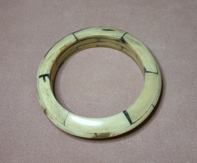 Kamelin luu rannerengas 92 x 17 mm / 72 g / paloista koottu