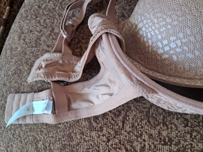 Uusi beige rintalivit