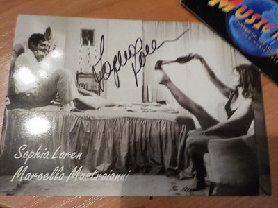 SOPHIA LOREN POSTIKORTTI NIMMARILLA
