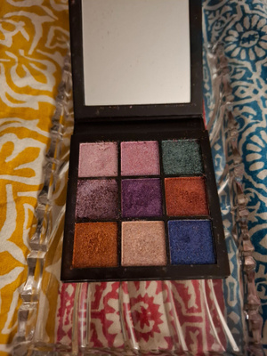 HUDA BEAUTY LUOMIVÄRIPALETTI !