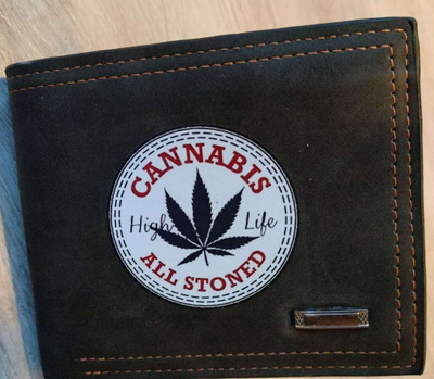 Uusi, käyttämätön cannabis aiheinen lompakko