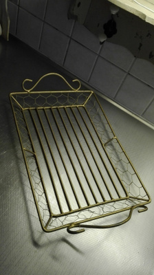 ERILAINEN TARJOTIN / ALUSTA ( METALLIA / VERKKOA )
