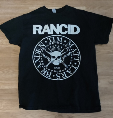 Rancid t-paita Ramones logoa mukaillen