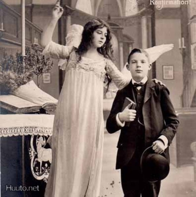 KONFIRMAATIO / Poika ja siunaava enkeli kirkossa. 1920-l.