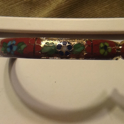 CLOISONNE RANNERENGAS. AVATTAVA PUNARUSKEA.