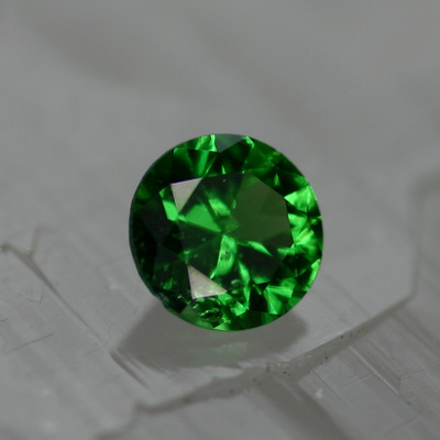 Kromi turmaliini 0.14 ct pyöreä briljantti n. 3.5mm Afrikka