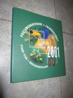 Postimerkkivuosi 2001 = Frimärksåret = Stamp year ( TÄYSI !!