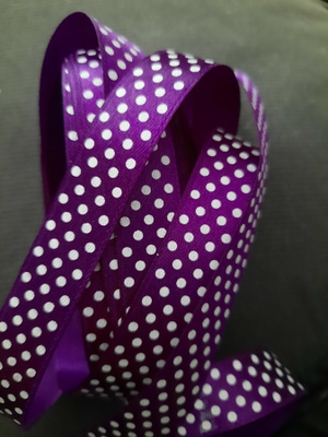 Violetti  polka dot nauhaa 4.5-5 metriä