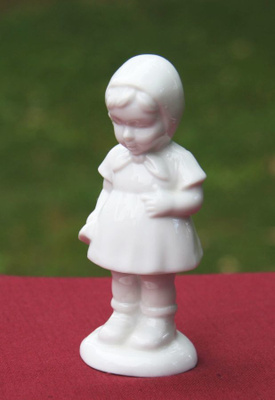 Posliininen tyttö figuriini