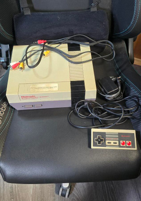 Nintendo 8 bit, 2 ohjainta, Super Mario peli.