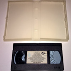 ENGLANTILAINEN POTILAS VHS DRAAMA - pikkukuva 3
