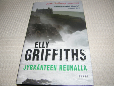 Elly Griffiths Jyrkänteen reunalla -sid