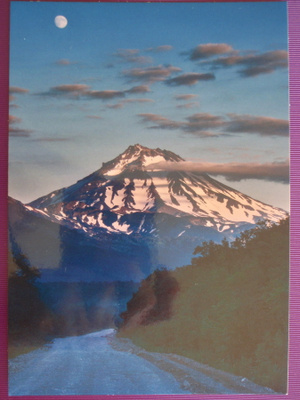 Kamchatka Peninsula tulivuori kuutamolla