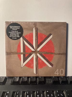 DEAD KENNEDYS: DK 40, CD x 3, muoveissa