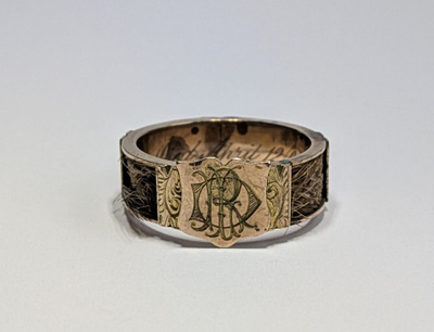 Sormus - vainajan hiukset (kultaa)