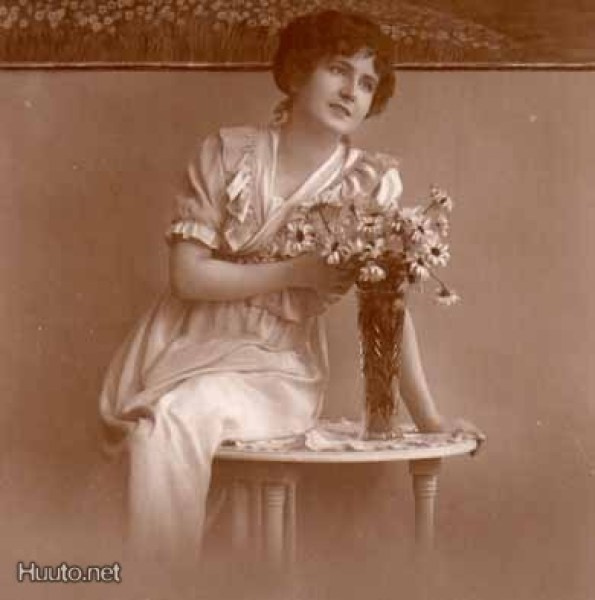 NAINEN / Tyttö ja päivänkakkarat maljakossa. 1910-l.