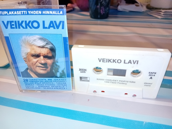 C-kasetti Veikko Lavi : 28 tunnetuinta ( SIS POSTIKULU  )