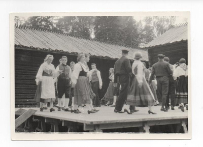 Kansantanssijoita kansallispuvuissa jollain lavalla (mv)